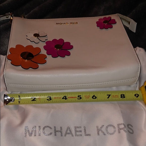 Michael Kors wristlet - Picture 1 of 7